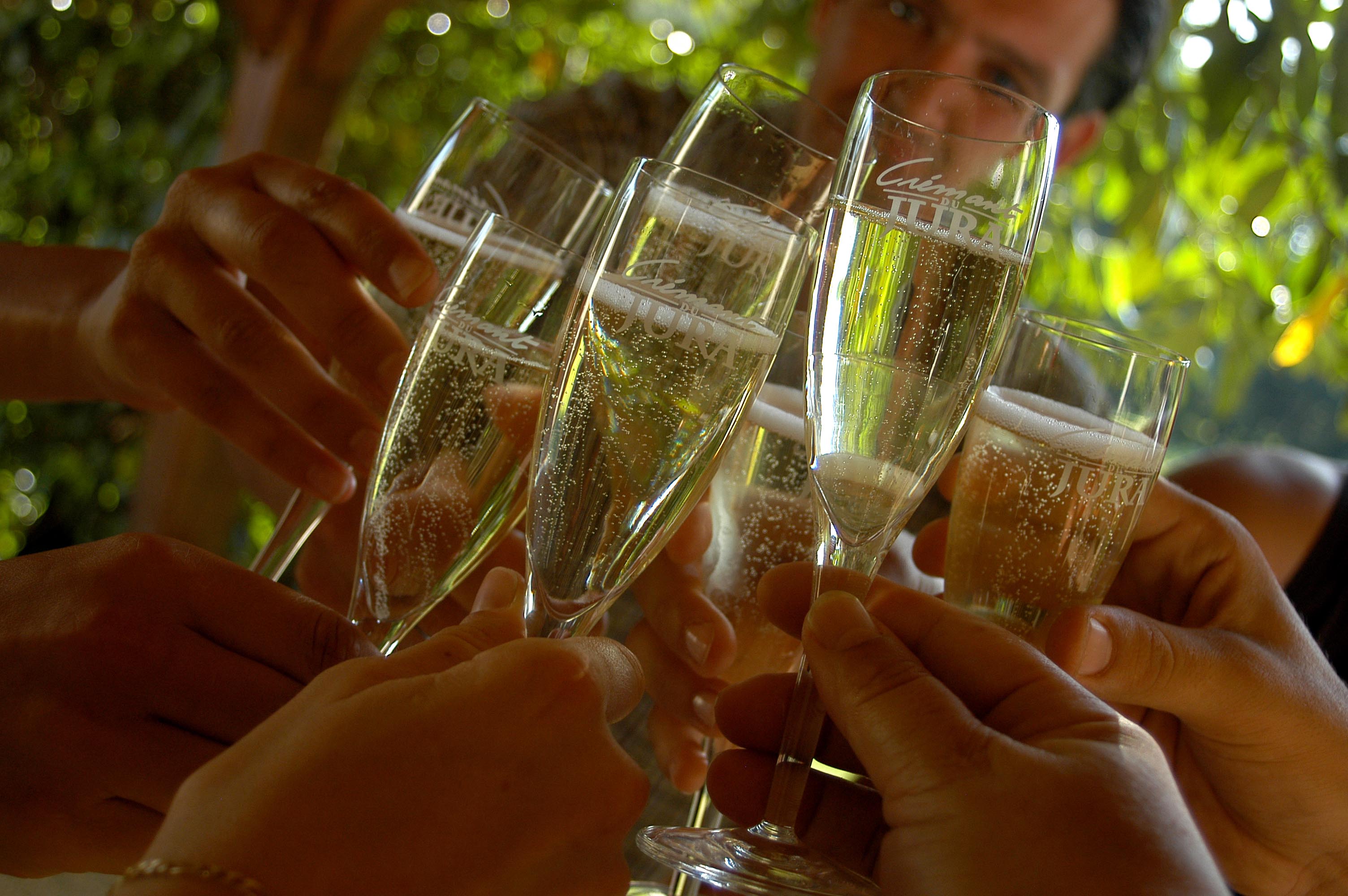 Moment convivial autour d’un crémant © CIVJ – Henrick MONNIER